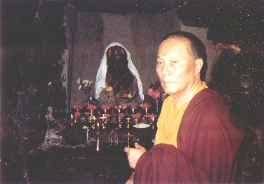 作者在蓮師修行遺址供燈