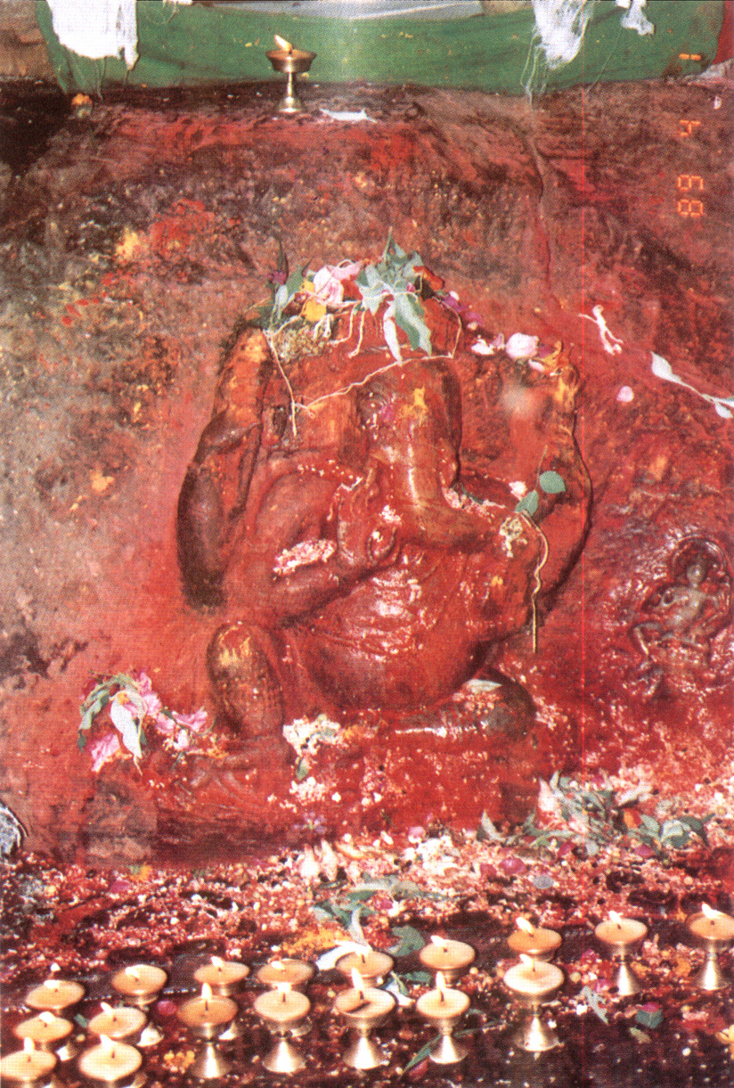 這是象頭天王右邊石內生出一綠色度圖母