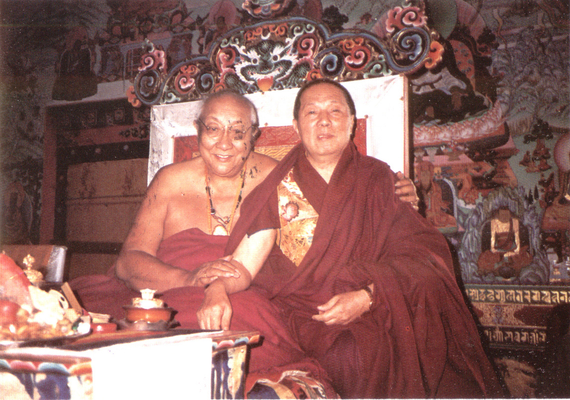 登柯清增仁波且在大殿上與作者並坐合影