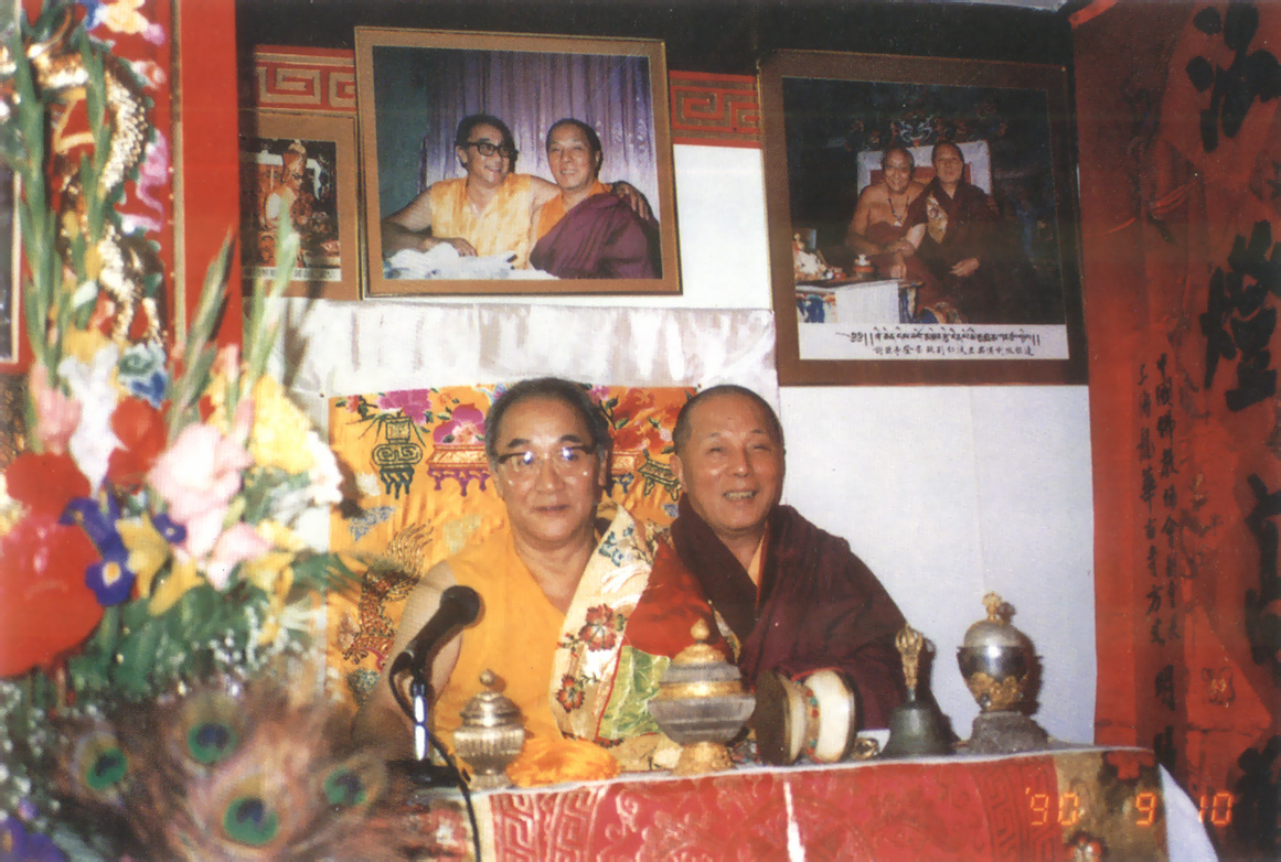 薩迦法王與根造上師在法座上