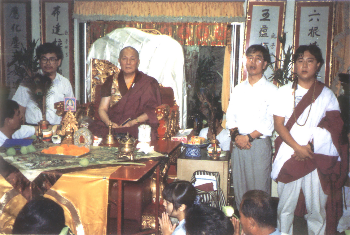 上師在泰國觀音佛宮傳授四臂觀音灌頂情形