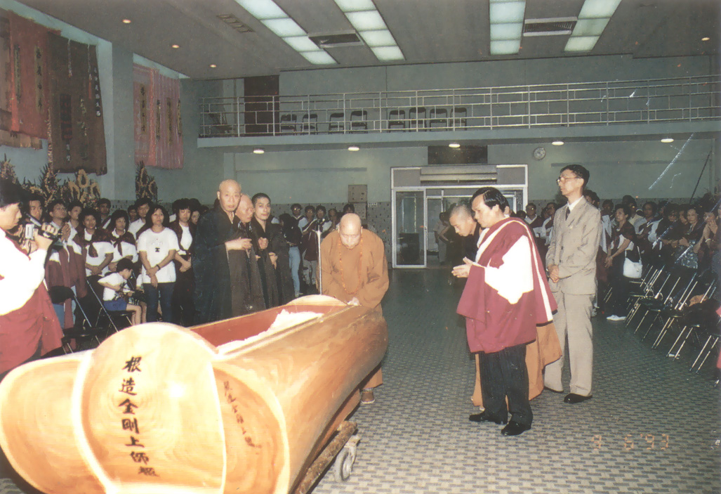 明暘法师向根造上师法体敬礼